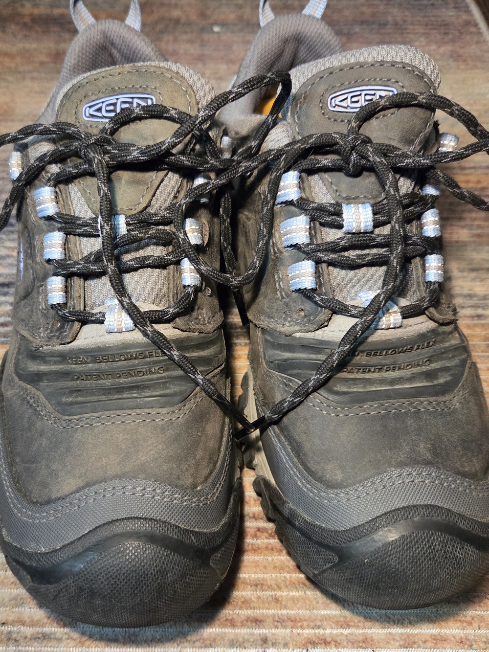 KEENS WOMENS HIKING SHOES
